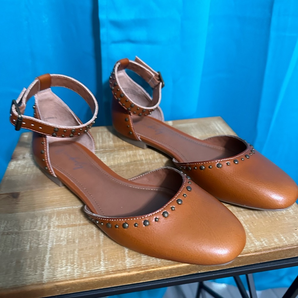 NWOT.  Wonderly  brown flats with ankle strap and small brass studs.